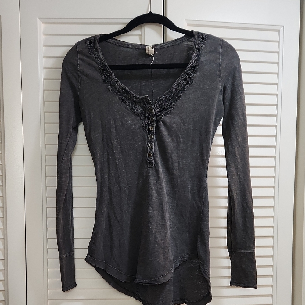 WE THE FREE. Women's Gray Long Sleeve  Cotton Top